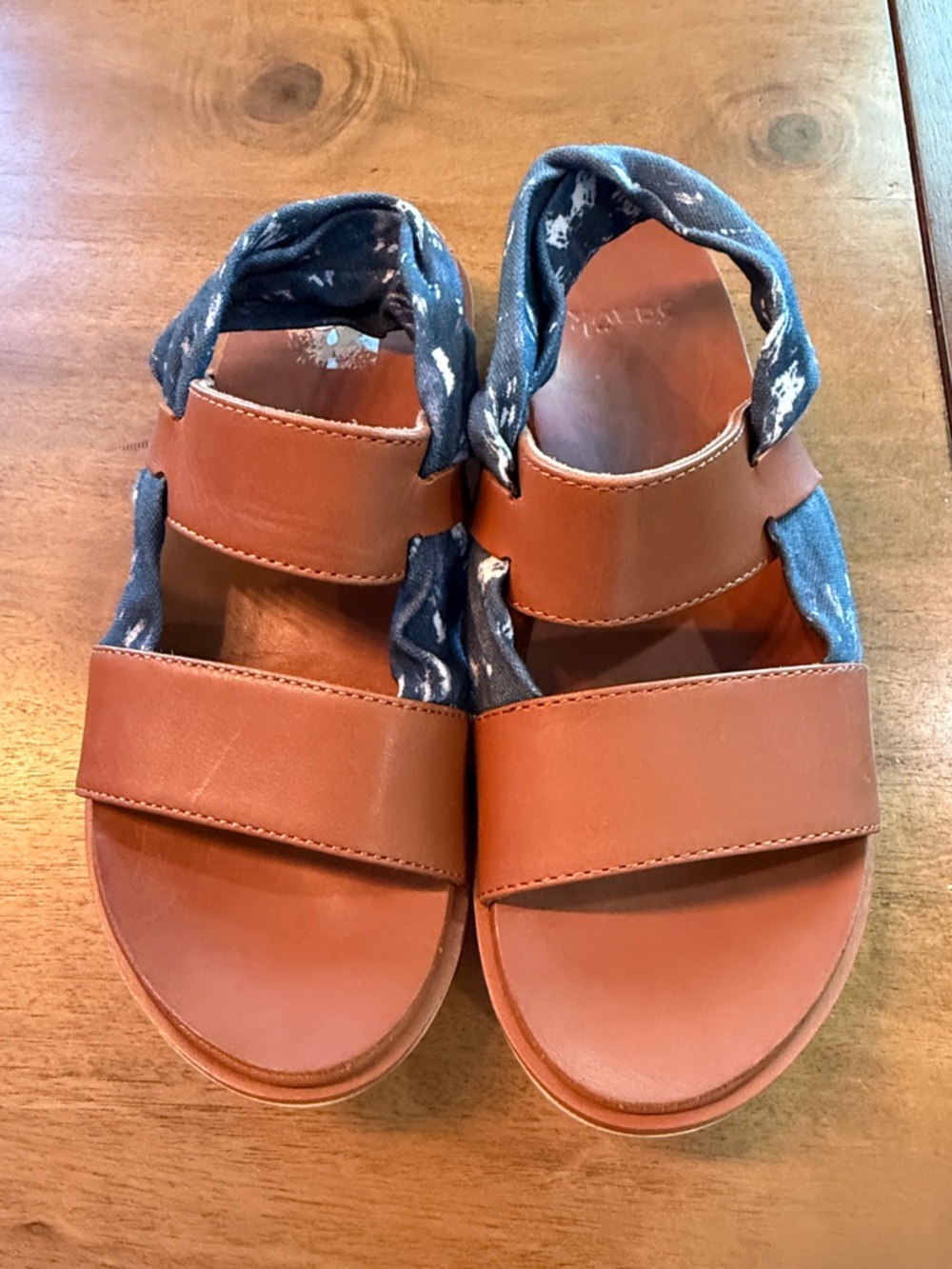 Sanuk Wimens Tan Leather-Strap Sandals with Blue Patterned Fabric